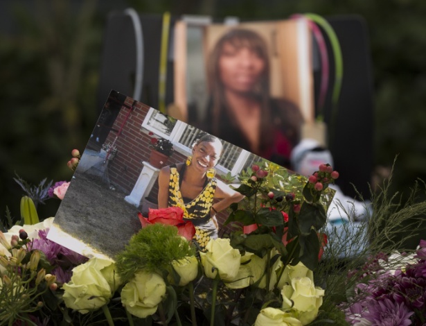 Flores e fotos são colocadas em memorial em homenagem a Charleena Lyles no prédio onde ela foi morta pela polícia, em Seattle (EUA) -  David Ryder/Getty Images/AFP 