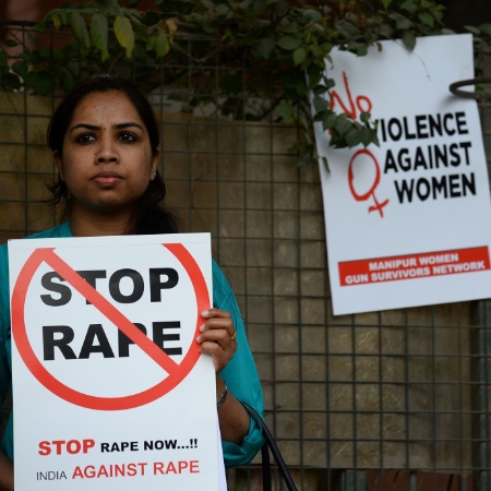 21.fev.2017 - Ativista social segura placa durante protesto contra estupro, em Nova Déli, Índia - Sajjad Hussain/ AFP