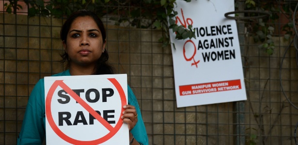 21.fev.2017 - Ativista social segura placa durante protesto contra estupro, em Nova Déli, Índia - Sajjad Hussain/ AFP
