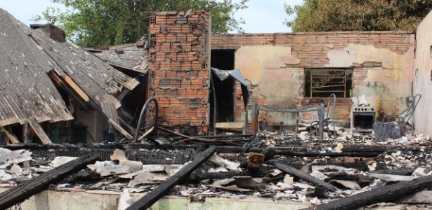 Casa incendiada após o assassinato de mãe e duas filhas no interior do RS - André R. Herzer/Jornal Ibiá