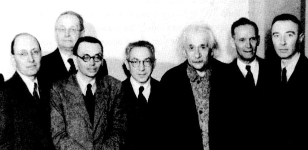 Kurt Gödel (terceiro da esquerda para a direita) e Albert Einstein na universidade de Princeton - Howard Schrader