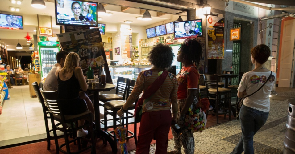 Pessoas assistem discurso da candidata Marina Silva (Rede) em um bar na Lapa, no Rio de Janeiro. "Independentemente de quem seja o vencedor, nós estaremos na oposição", disse a candidata em seu discurso