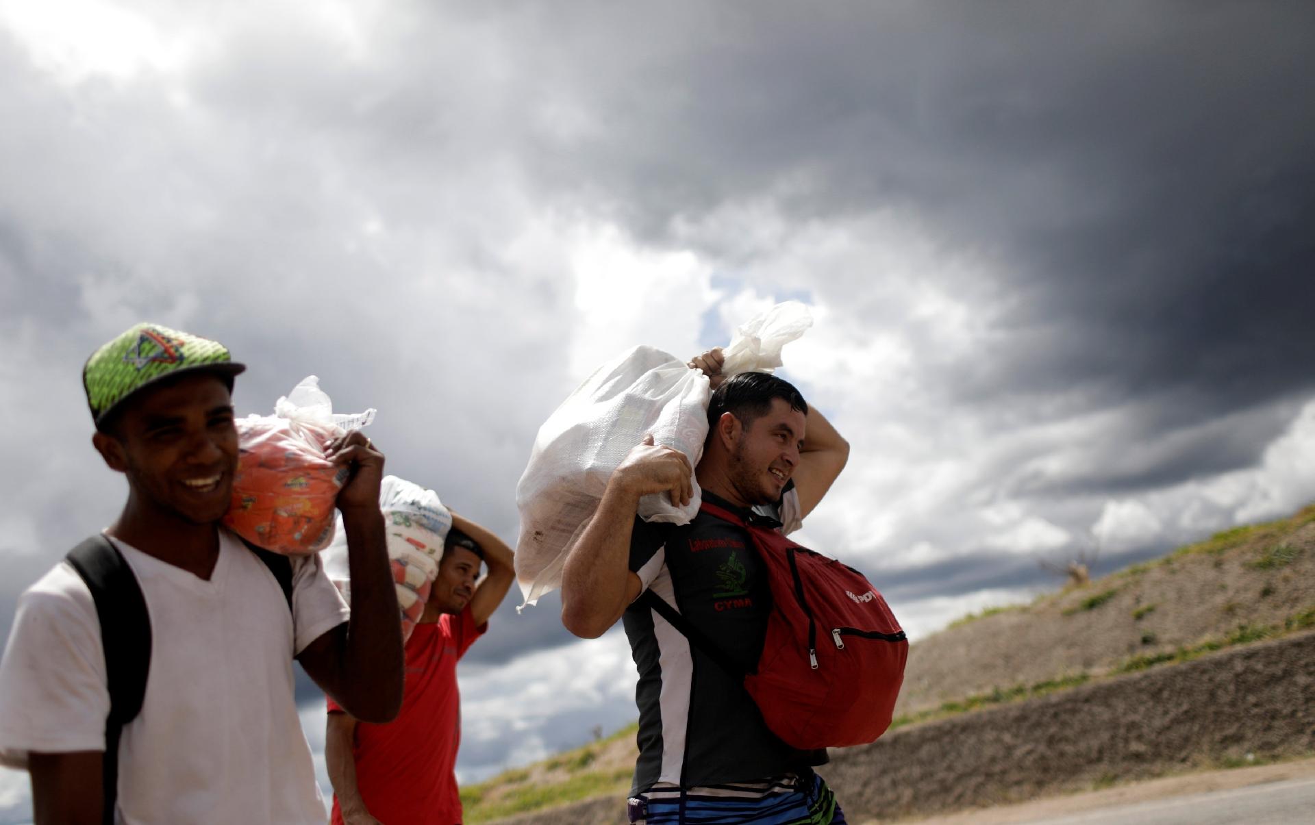 21.fev.2019 - Venezuelanos compram produtos em Pacaraima (RR), fronteira do Brasil com a Venezuela - RICARDO MORAES/Reuters