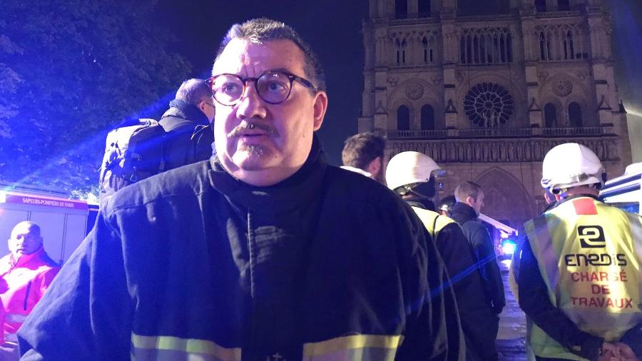 O padre Jean-Marc Fournier logo após ter entrado na Catedral de Notre-Dame para salvar relíquias católicas - Twitter/@eloraillere
