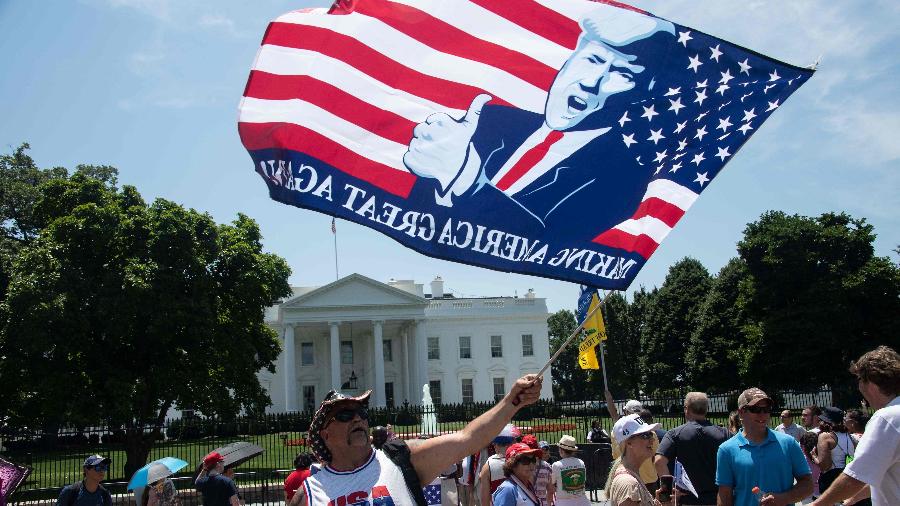 Apoiadores de Donald Trump se reúnem em frente à Casa Branca - Nicholas Kamm/AFP