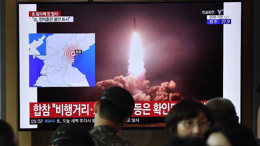 TV norte coreana mostra lançamento de "projétil não identificado" em direção ao mar do Japão - Jung Yeon-je / AFP