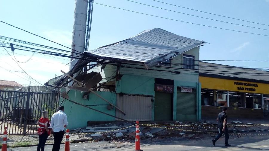 Telhado é arrancado de casa após temporal em Belo Horizonte - Corpo de Bombeiros de Minas Gerais/Divulgação