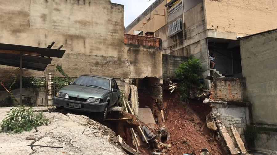 Carro ficou suspenso após cratera atingir estacionamento na zona leste de São Paulo - Luís Adorno/UOL