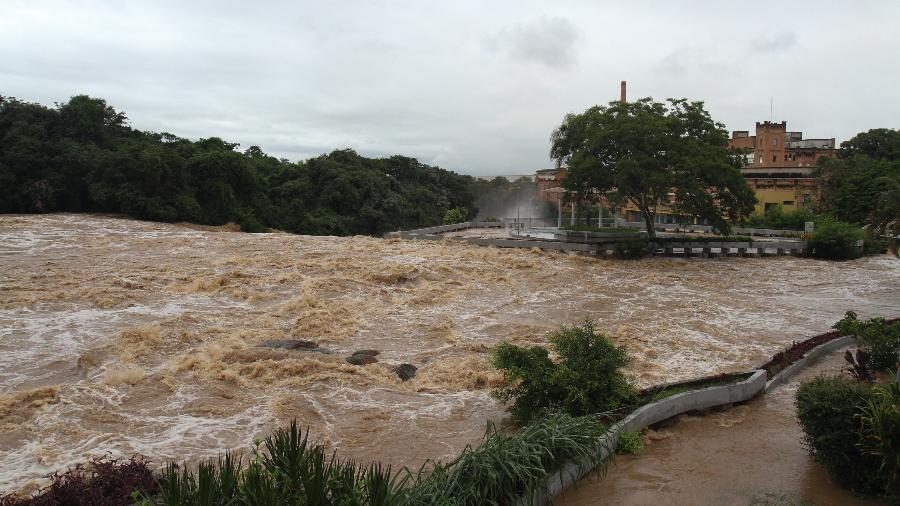 10.fev.2020 - Temporal que atingiu a Grande São Paulo fez o Rio Tietê transbordar na cidade de Salto (SP) - LUCIANO CLAUDINO/ESTADÃO CONTEÚDO