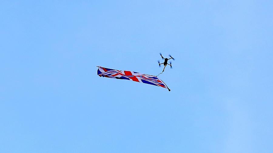 Drone carrega bandeira do Reino Unido - Warren Little/Getty Images
