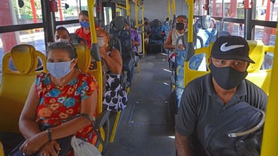 Passageiros de máscara; para epidemiologista da Opas, "pensar em flexibilização só depois que controlar contágio" - Agência São Luís