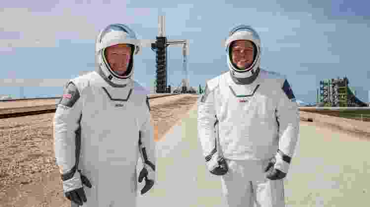 Doug Hurley e Bob Behnken com as roupas projetadas pela SpaceX - Nasa/Kim Shiflett