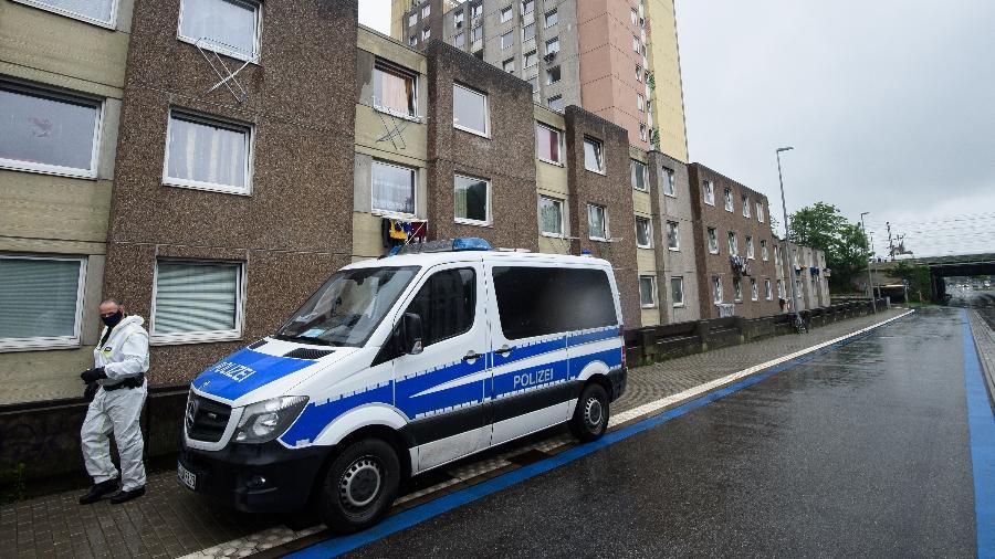 Policiais em equipamento de proteção no prédio residencial que teve surto de infecções por coronavírus - Swen Pförtner / dpa via Getty Images