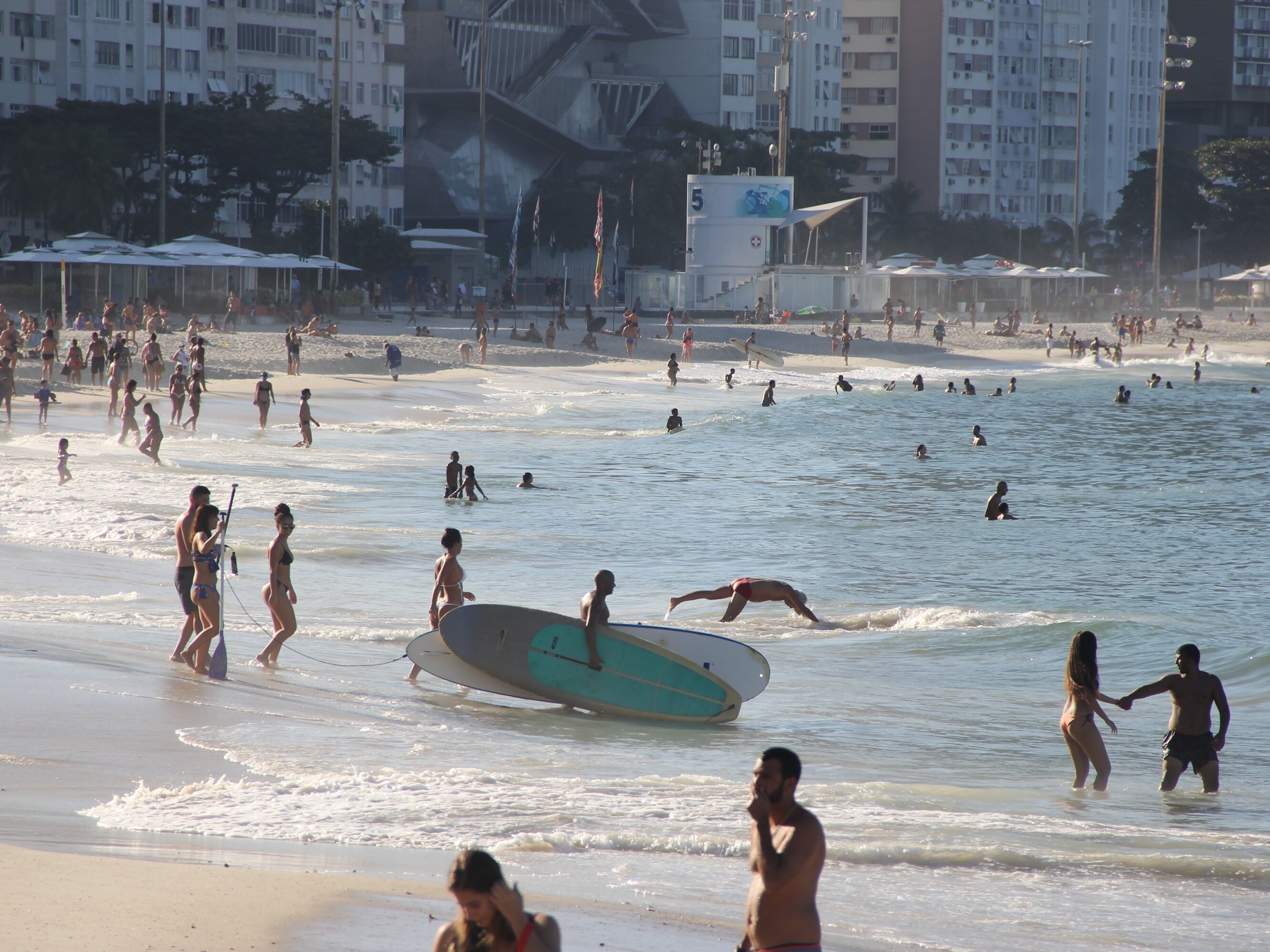 Reserva nas praias do Rio será marcada com fitas e começa por Copacabana