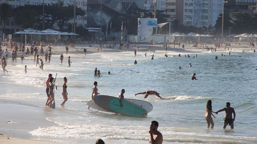 Nas últimas semanas, a praia de Copacabana, localizada na zona Sul do Rio de Janeiro, registrou fluxo intenso de banhistas - FAUSTO MAIA/ESTADÃO CONTEÚDO
