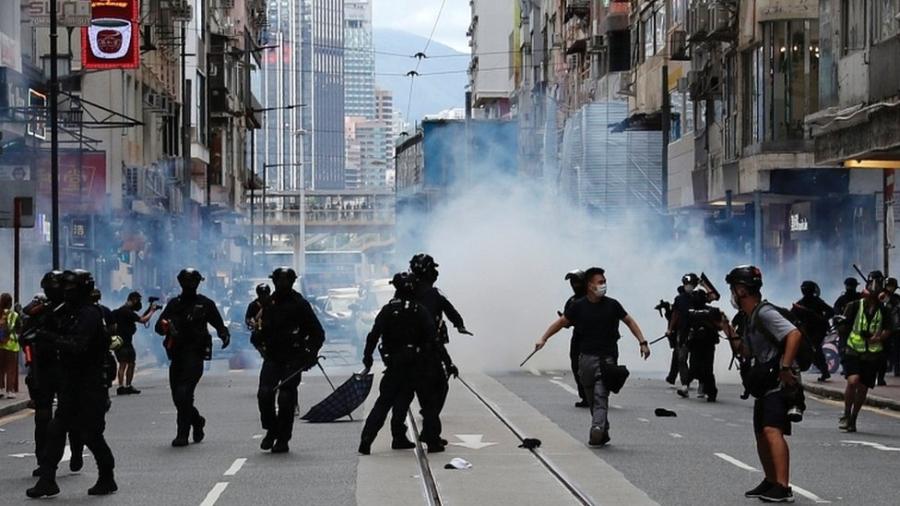 Polícia dispara gás lacrimogêneo contra multidão para dispersar manifestantes contra a lei de segurança nacional no 1 de julho - Reuters