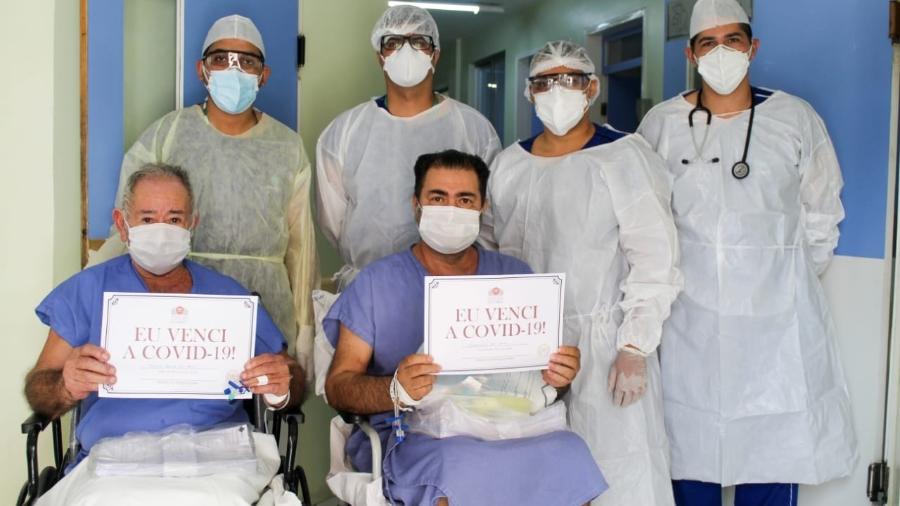 Equipe médica que cuidou de Francisco Pereira dos Santos, 83, e Adriano Silva dos Santos, 48, pai e filho diagnosticados com covid-19 no Ceará - Ascom Complexo SCMS
