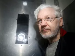 Assange deve se declarar culpado de acusação de espionagem nos EUA, diz promotoria