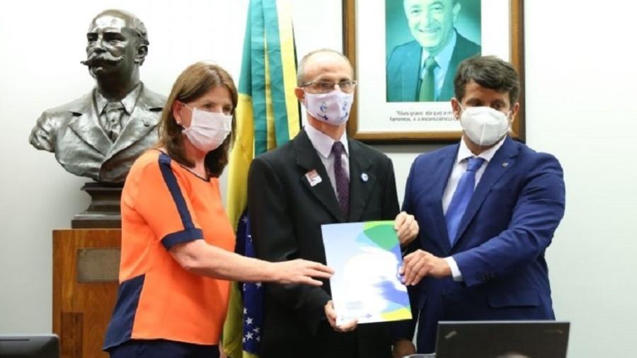 Representantes do Conselho Nacional de Saúde entregam ao deputado Dr. Luiz Antonio Teixeira Jr. (PP-RJ) uma petição pedindo a manutenção do orçamento do setor para 2021 - Gustavo Sales/Câmara dos Deputados