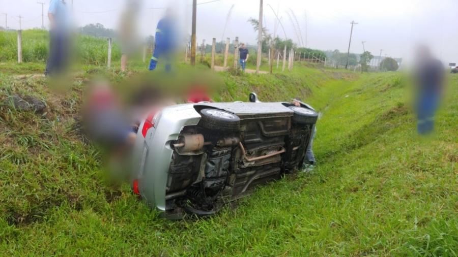 Carro atropelou dois romeiros na Dutra, em Pindamonhangaba (SP) - Divulgação/PRF