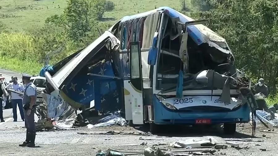 Acidente entre um ônibus da Star e um caminhão entre Taguaí (SP) e Taquarituba (SP) deixou 41 mortos e 11 feridos. - Reprodução/TV Globo 