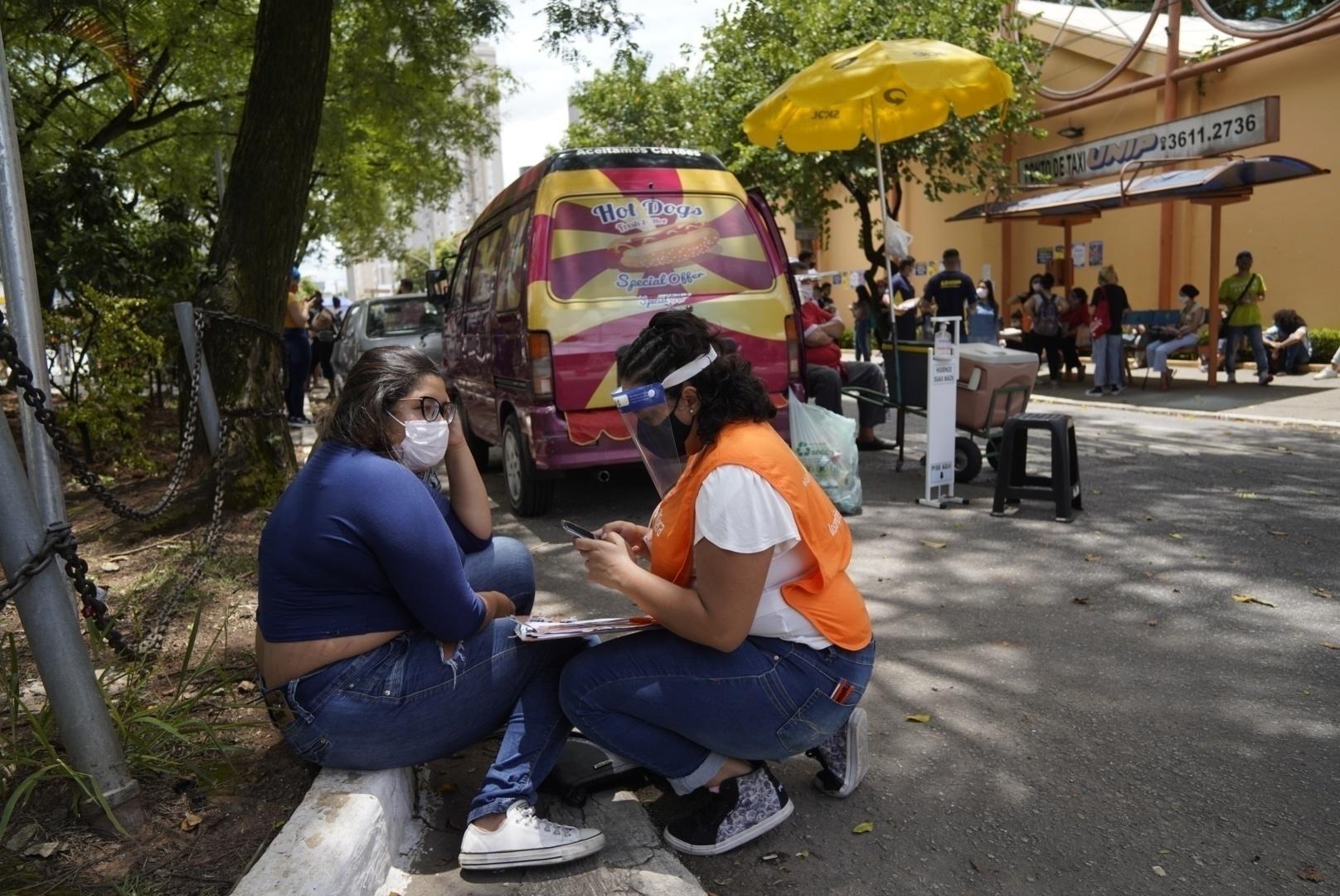 Alunos chegam para fazer o 1º dia do Enem impresso em faculdade da zona oeste de São Paulo - André Porto/UOL
