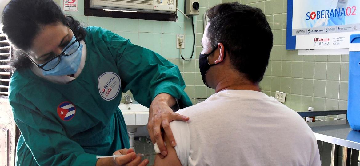 A enfermeira Xiomara Rodriguez aplica vacina, a Soberana 2, a um voluntário durante seu ensaio de Fase III em Havana, em 31 de março de 2021. - Joaquín HERNANDEZ/AFP