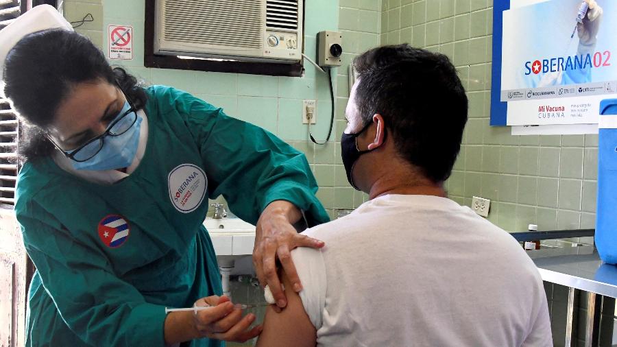 A enfermeira Xiomara Rodriguez aplica vacina, a Soberana 2, a um voluntário durante seu ensaio de Fase III em Havana, em 31 de março de 2021.