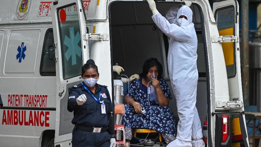 Paciente com covid-19 é transportada em ambulância em Mumbai, na Índia - Punit Paranjpe/AFP