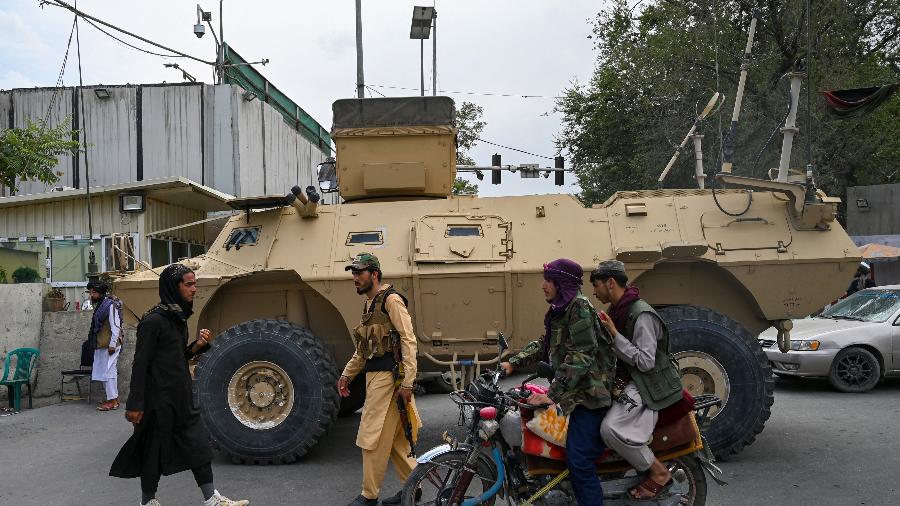 17.ago.2021 -Os combatentes do Taleban patrulham rua em Cabul após tomada do poder no Afeganistão - Wakil Kohsar/AFP