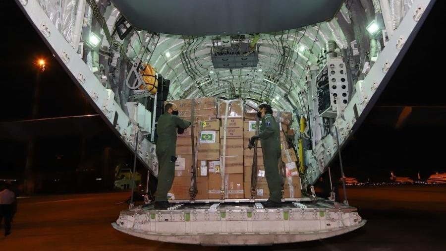 22.08.2021 -- Carga da missão de apoio ao Haiti sendo embarcada na aeronave KC-390 Millennium, da FAB - Ministério da Defesa