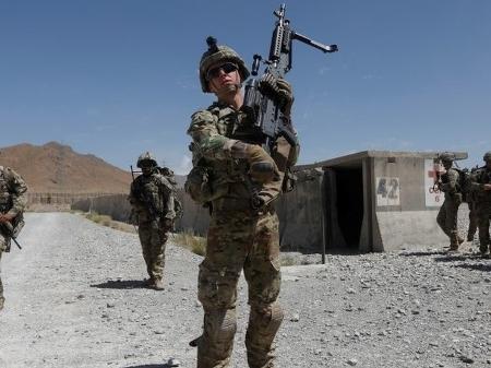 Soldados americanos no deserto do Afeganistão, cujo subsolo tem reservas estimadas entre US$ 1 trilhão e US$ 3 trilhões em minérios - Reuters