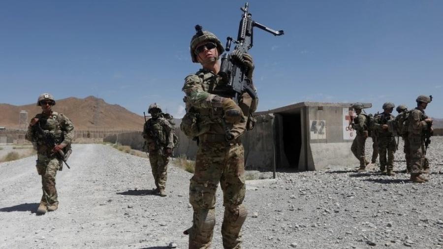Soldados americanos no deserto do Afeganistão, cujo subsolo tem reservas estimadas entre US$ 1 trilhão e US$ 3 trilhões em minérios - Reuters