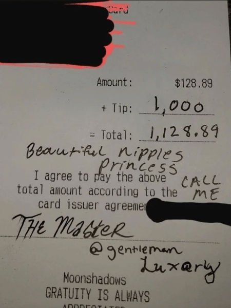 "Mamilos bonitos, me ligue", escreveu o cliente anônimo no recibo - Reprodução/Reddit