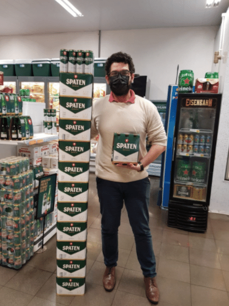 Ivan ganhou pilha de cervejas em tamanho real: 1,89 m - Reprodução/Twitter