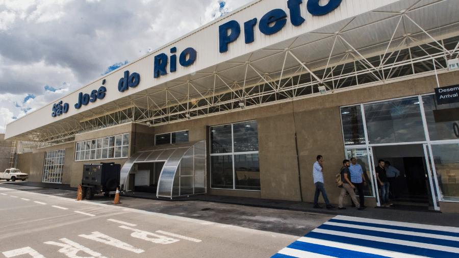 Avião fez pouso em aeroporto de São José do Rio Preto após temporal impedir chegada em Presidente Prudente - Reprodução