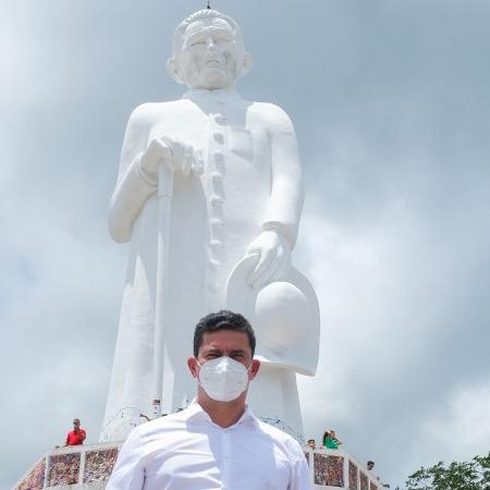 Moro posa com estátua de Padre Cícero, dias após polêmica de Bolsonaro
