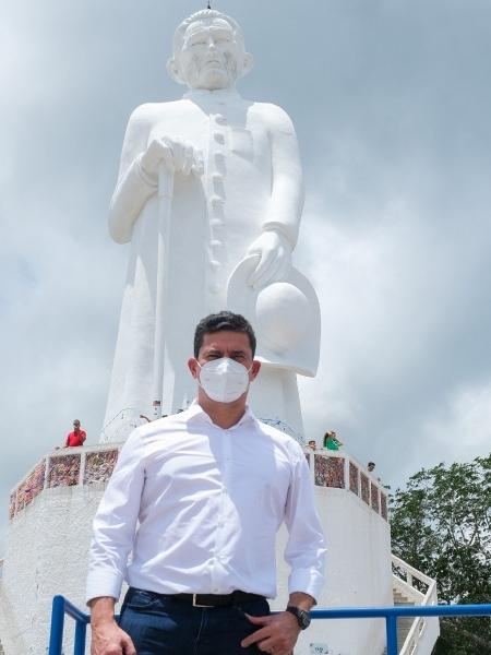No Ceará, Sergio Moro compartilhou a foto junto a estátua de Padre Cícero - Reprodução/Twitter/@SF_Moro