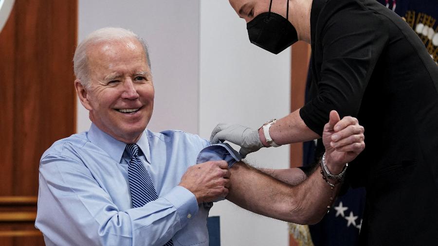 Presidente dos EUA, Joe Biden, quando recebeu 2ª dose de reforço da vacina contra covid-19 na Casa Branca - KEVIN LAMARQUE/REUTERS