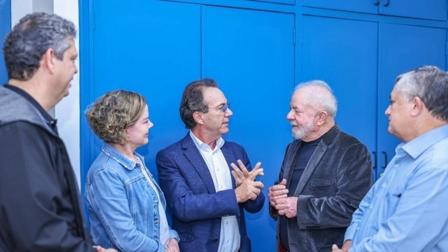 O ex-presidente Lula (PT) conversa com o presidente do PT em Santa Catarina, Décio Lima, e a presidente nacional, a deputada federal Gleisi Hoffmann. - Ricardo Stuckert