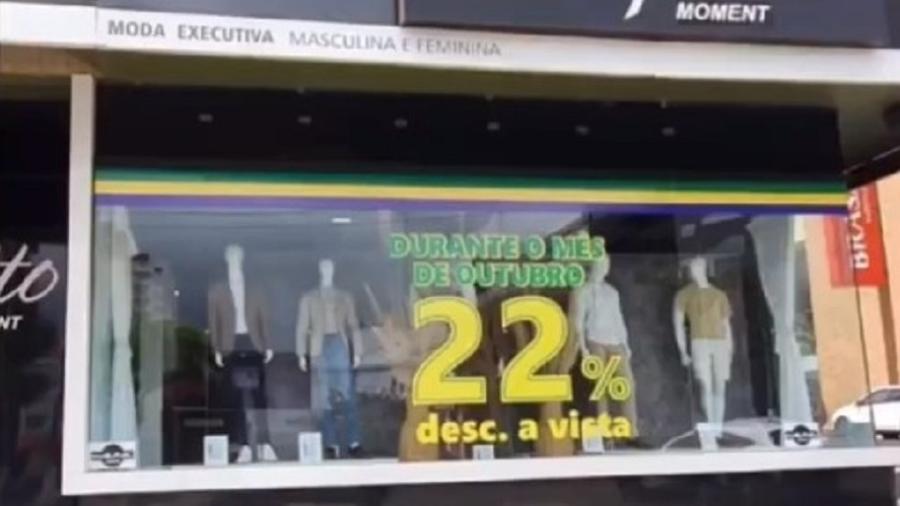 Adesivo e redes sociais da loja indicavam 22% de desconto, mesmo número da urna do presidente Jair Bolsonaro - Reprodução/Twitter