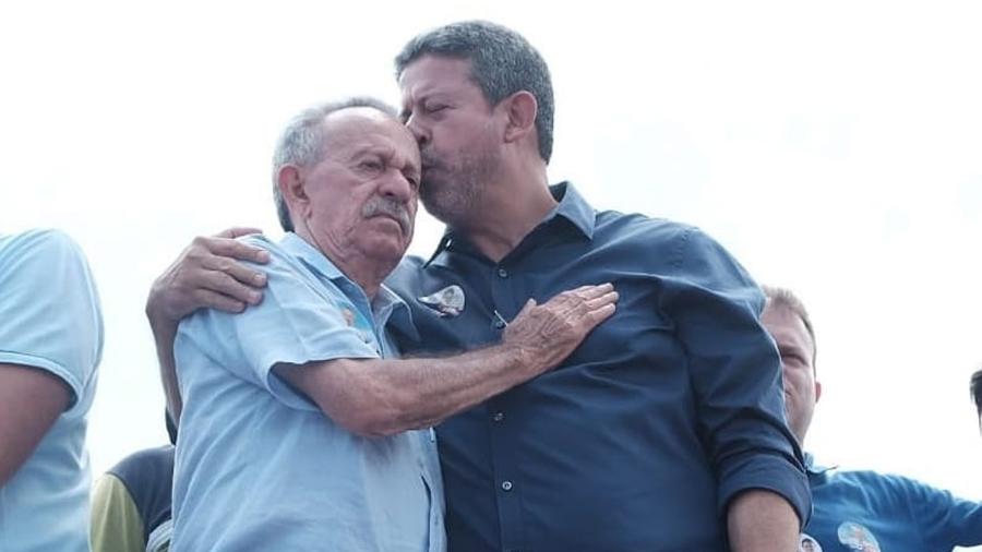 Arthur Lira (PP) com o pai, Benedito de Lira (PP), prefeito de Barra de São Miguel - Reprodução/Facebook