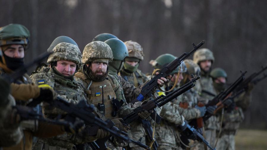 04.jan.23 - Militares ucranianos participam de exercícios militares perto da fronteira com a Bielo-Rússia, em meio ao ataque da Rússia à Ucrânia, na região de Zhytomyr, Ucrânia - STRINGER/REUTERS