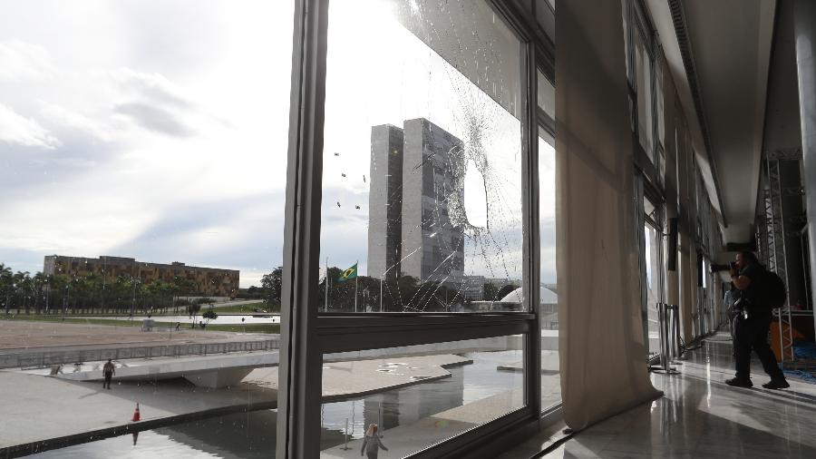 Congresso Nacional visto ao fundo através de janela destruída - 9.jan.2023 - Wilton Junior/Estadão Conteúdo