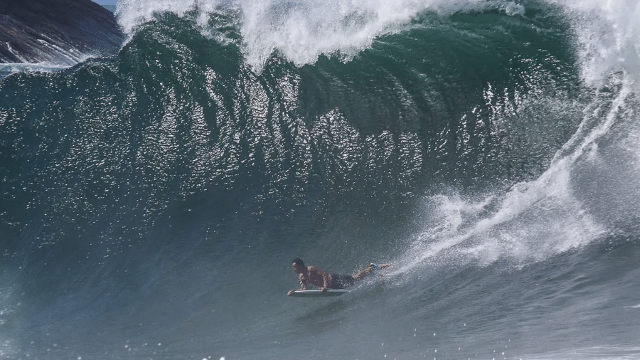 31.mar.23 - Surfista Guilherme Corrêa pega onda gigante na Praia de Itacoatiara, em Niterói (RJ) - Aporé de Paula