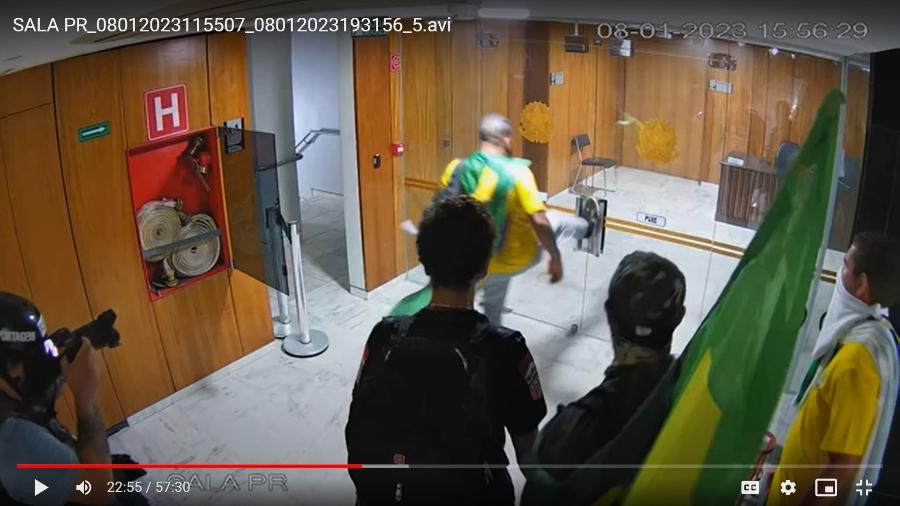 Invasor pediu para ser fotografo chutando porta da sala de recepção de Lula - Reprodução