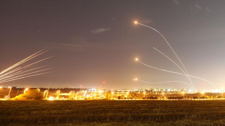 10.mai.2023 - Mísseis israelenses do Domo de Ferro são disparados para interceptar foguetes vindos da Faixa de Gaza