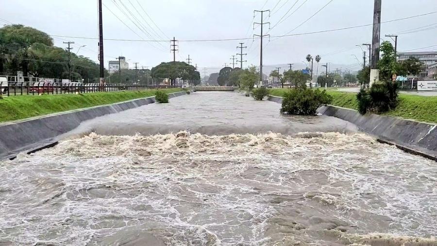 Chuvas em Porto Alegre: capital gaúcha sofreu impactos da passagem do ciclone extratropical - Reprodução/Twitter
