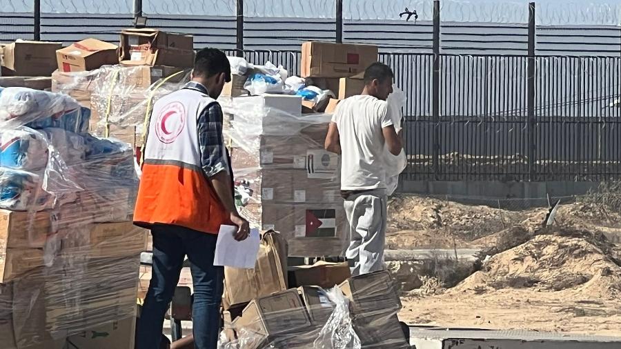 Caminhões com medicamentos e alimentos entraram em Gaza na manhã desta quinta-feira (26)