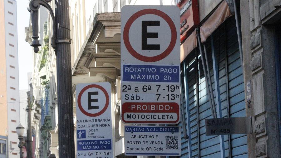 Placa da Zona Azul paulistana sinaliza vaga rotativa de estacionamento em via pública - Willian Moreira - 18.jan.2024/Estadão Conteúdo